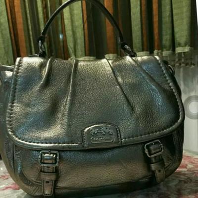 蔻馳羊皮淺金色斜挎包 一次優雅與實用的雙重邂逅